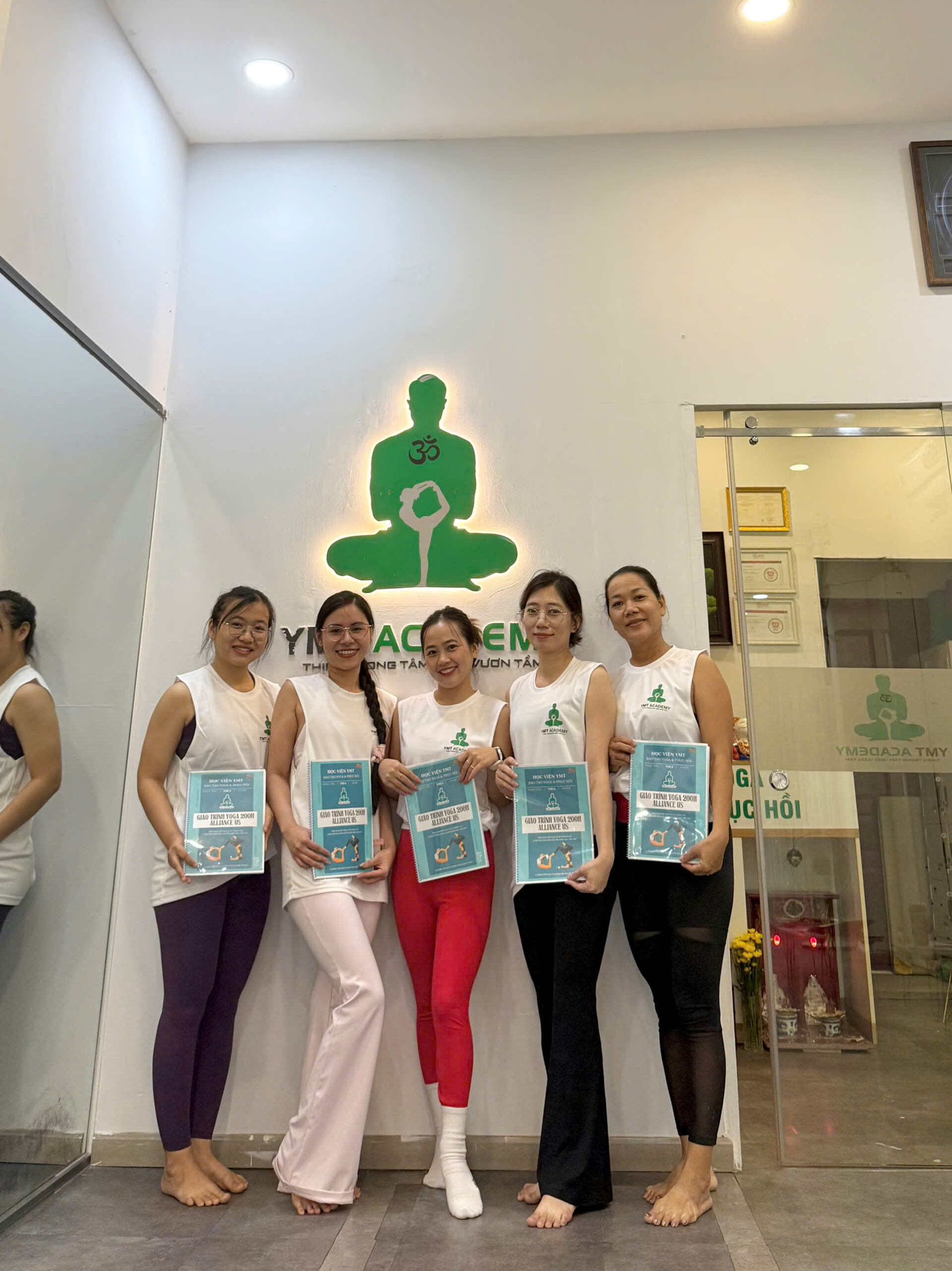 Học viên K17 rạng rỡ đón nhận giáo trình tại YMT Yoga