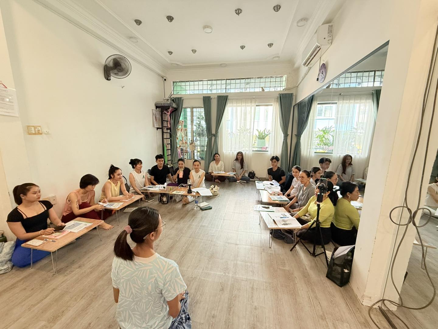Mẹ bầu tập Yoga tại YMT Academy