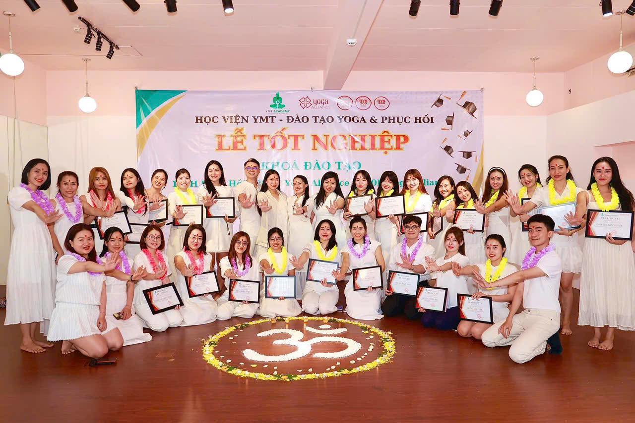 Học viên tốt nghiệp khóa đào tạo HLV Yoga 500H tại YMT Academy