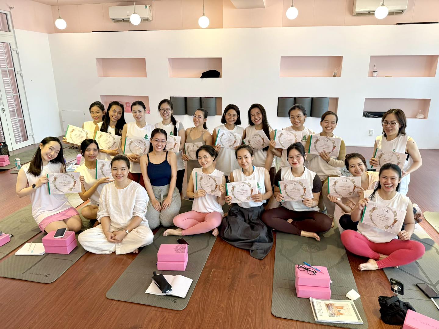Học viên HLV Yoga YMT Academy trong phòng tập Yoga