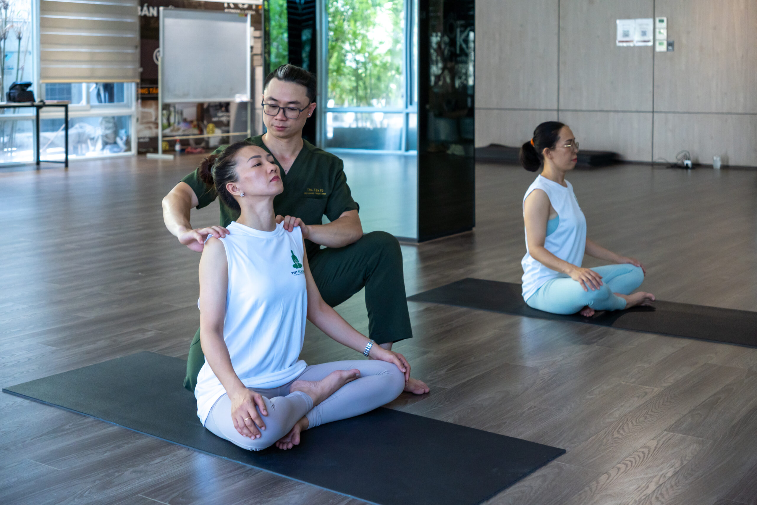 Học viên thực hành Yoga Phục Hồi