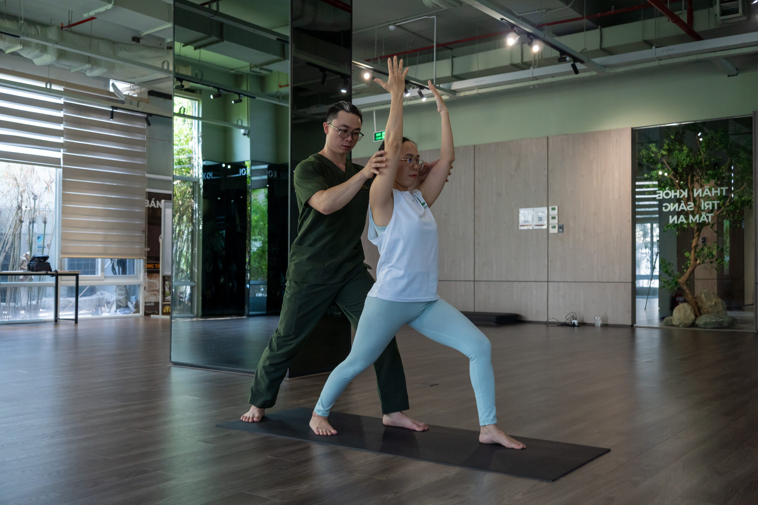 Thực hành Yoga Phục Hồi tại YMT Academy