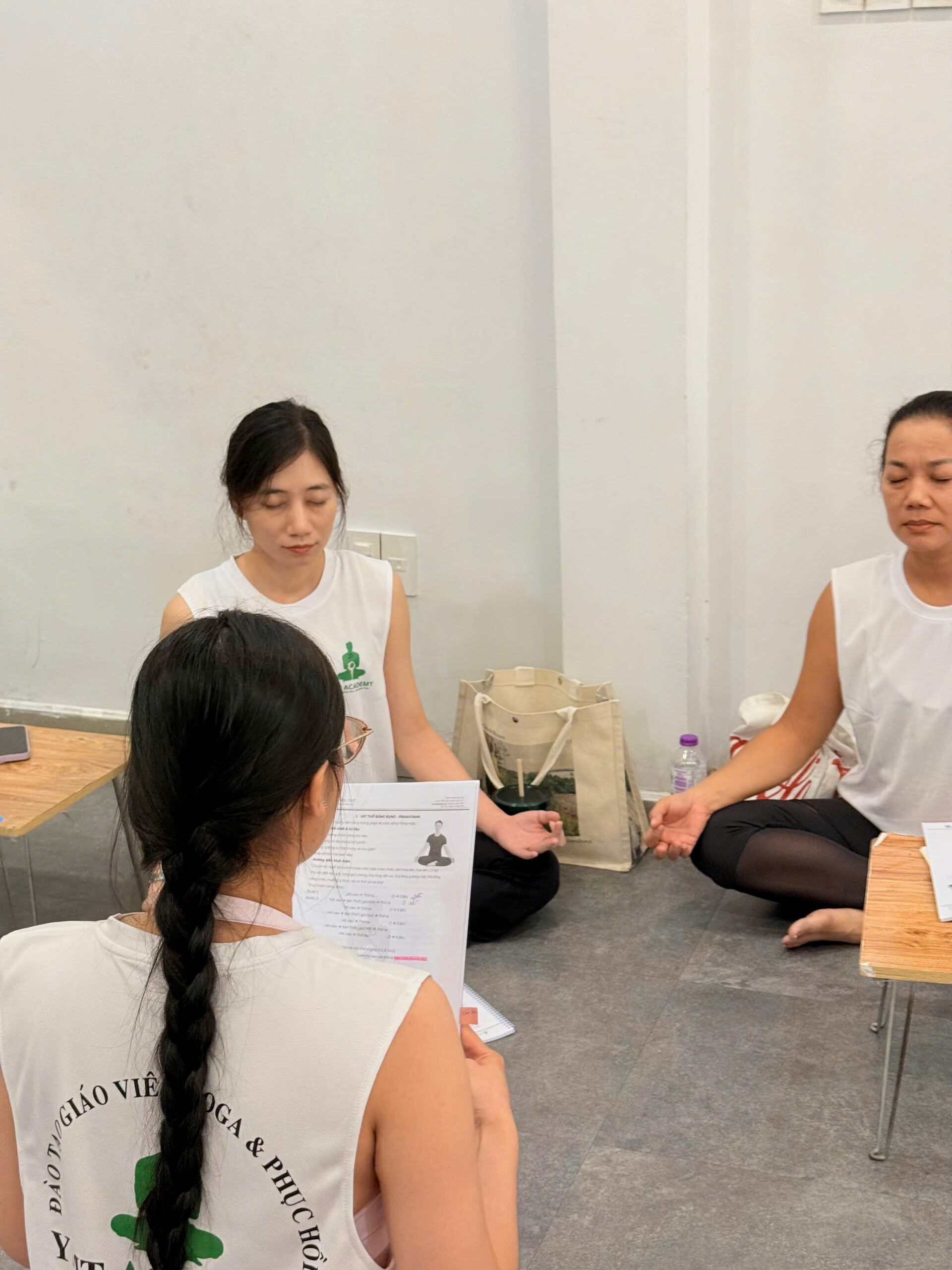 Học viên nghiên cứu giáo trình YMT