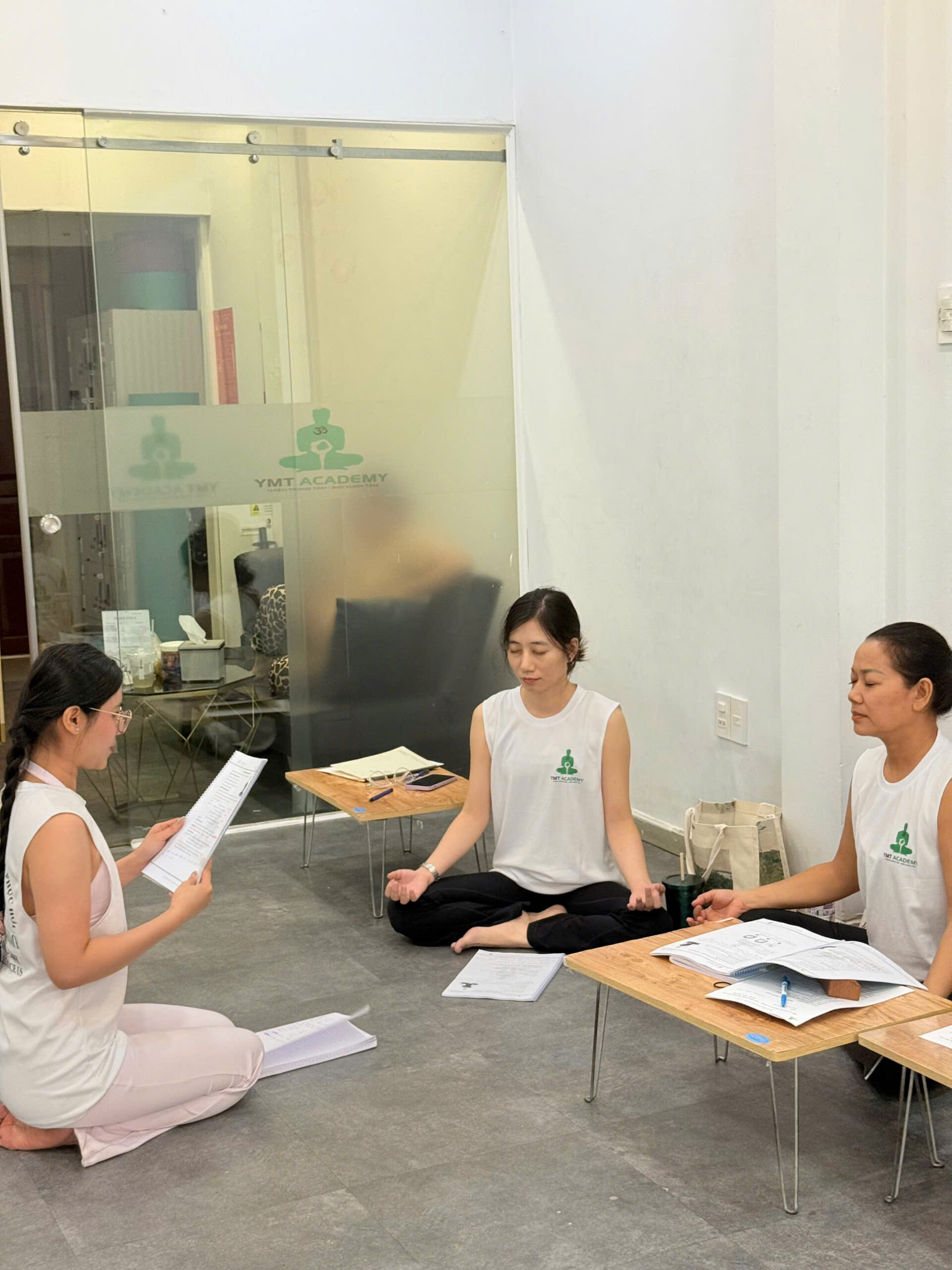Học viên rạng rỡ nhận chứng nhận