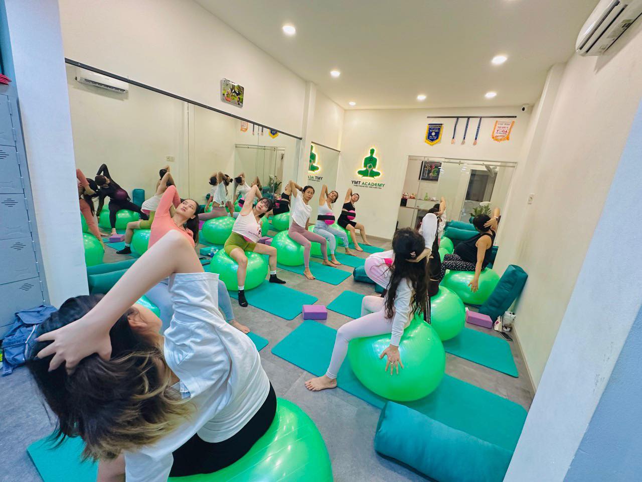 Không gian lớp học Yoga Bầu YMT Academy