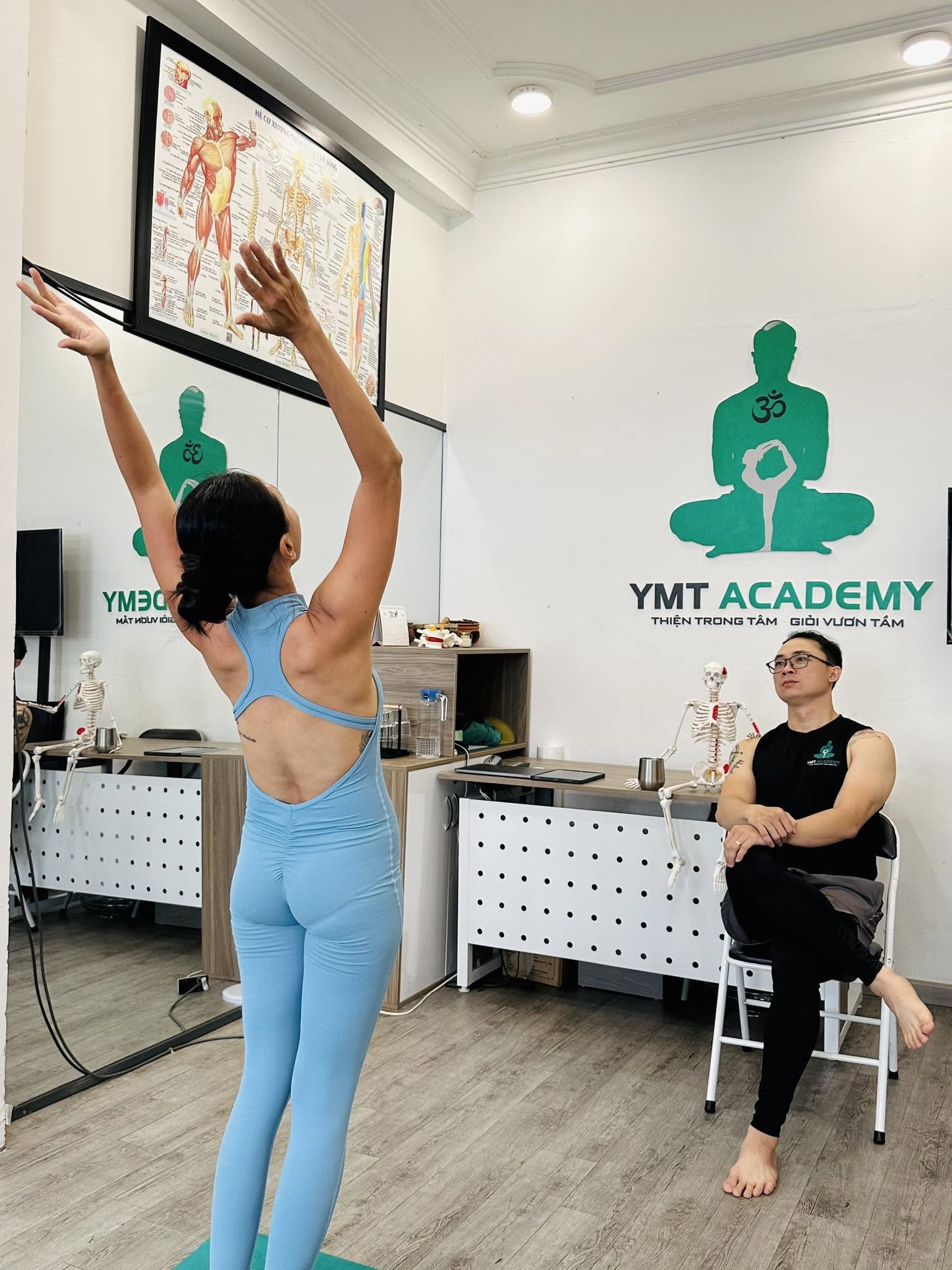 Lớp học HLV Yoga thực tế tại YMT