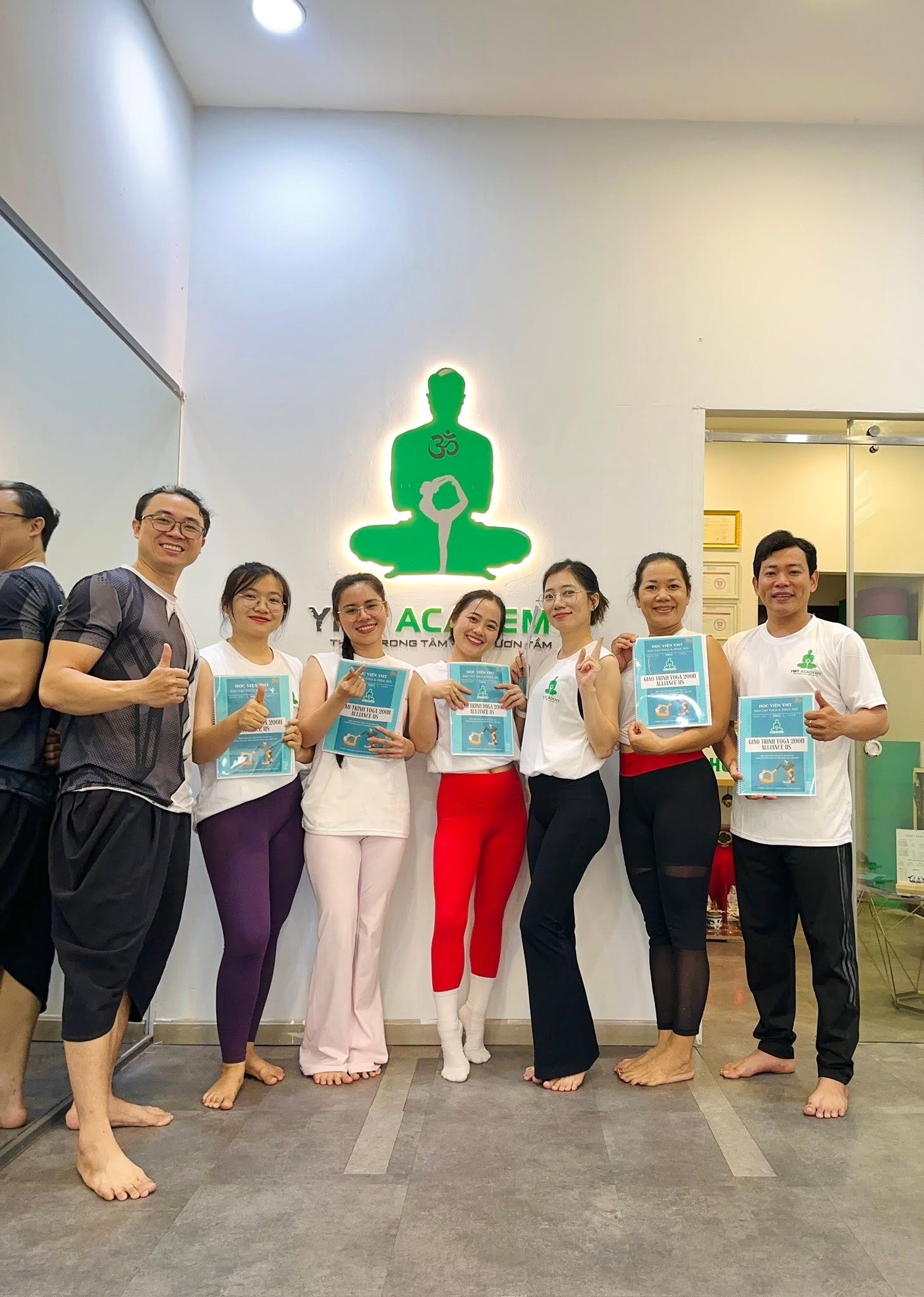 Học viên thực hành khóa HLV Yoga 200H tại YMT Academy