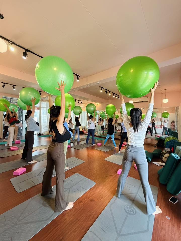 Học viên thực hành Yoga Bầu tại YMT Academy