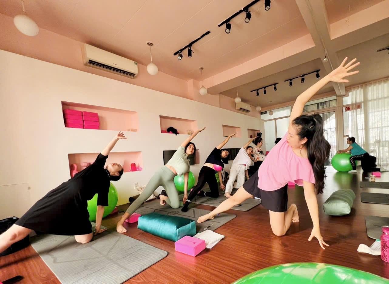 Thực hành chỉnh sửa tư thế Yoga Bầu tại YMT