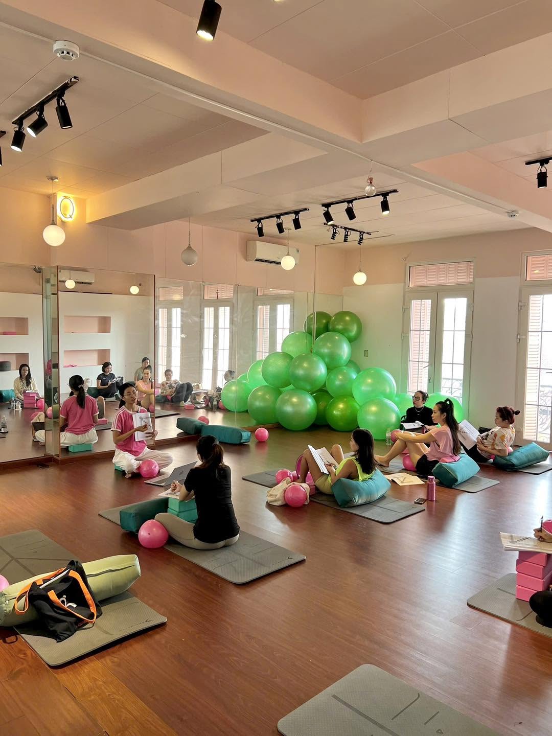 Thực hành tư thế Yoga Bầu tại YMT
