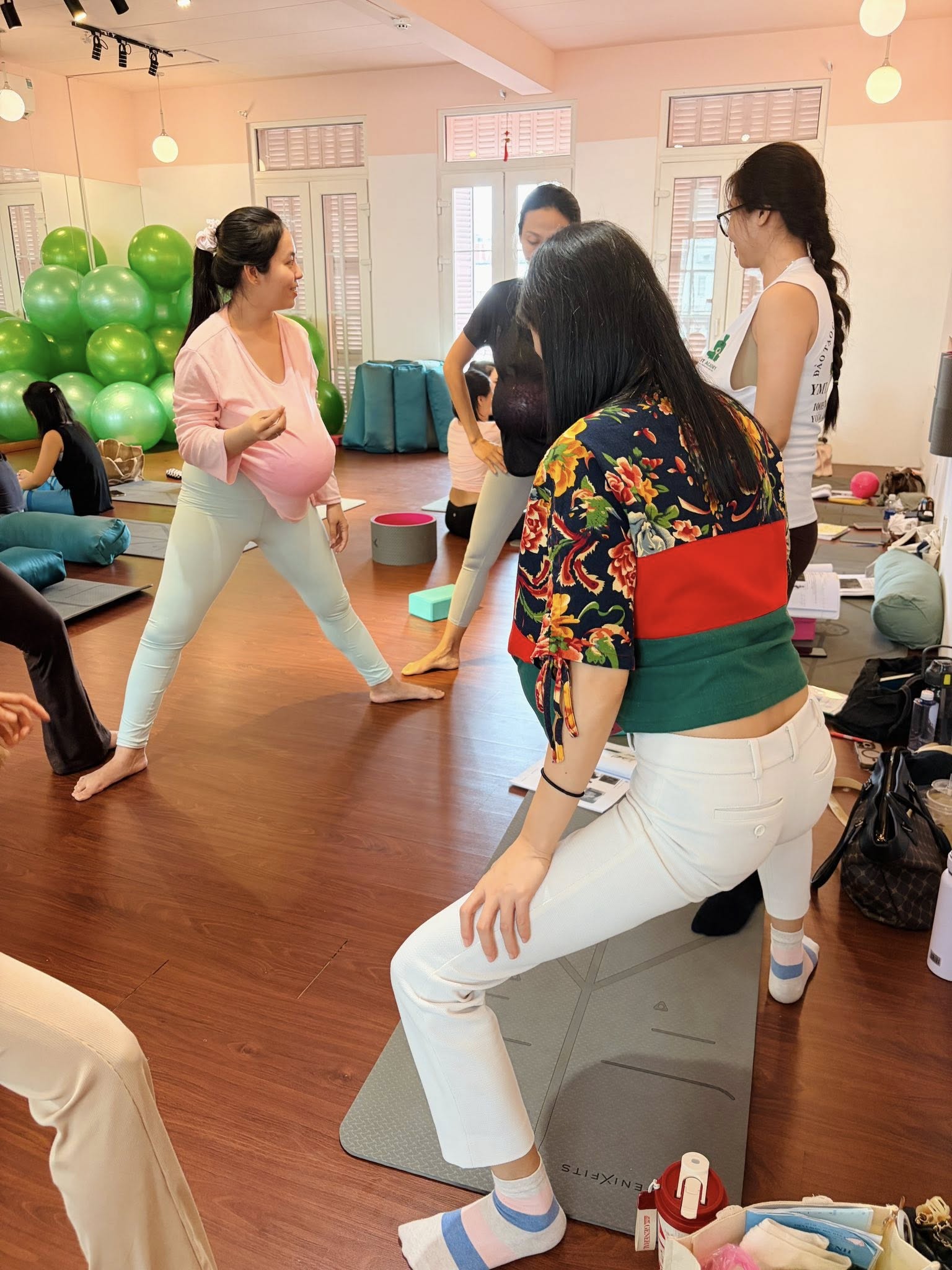 Không gian lớp Yoga Bầu tại YMT Academy
