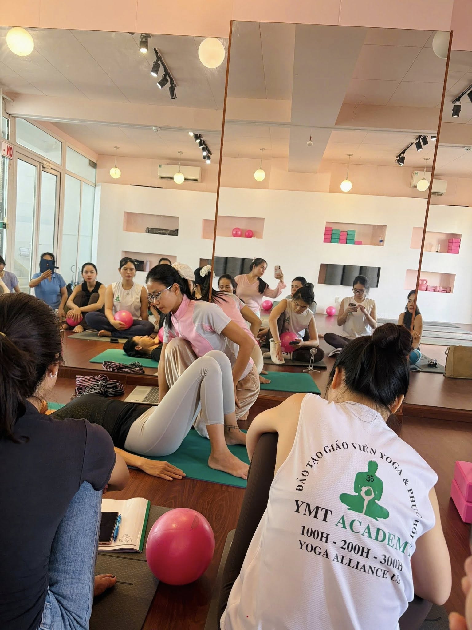 Khóa đào tạo HLV Yoga Bầu tại YMT Academy