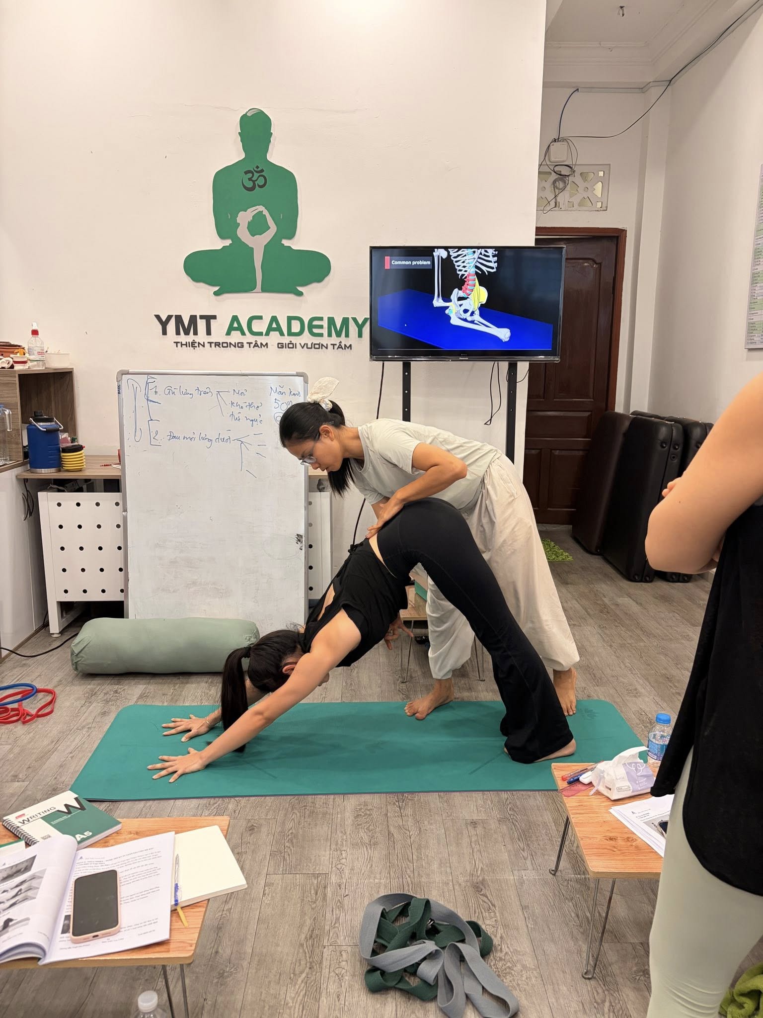 Học viên thực hành Yoga Bầu tại YMT Academy