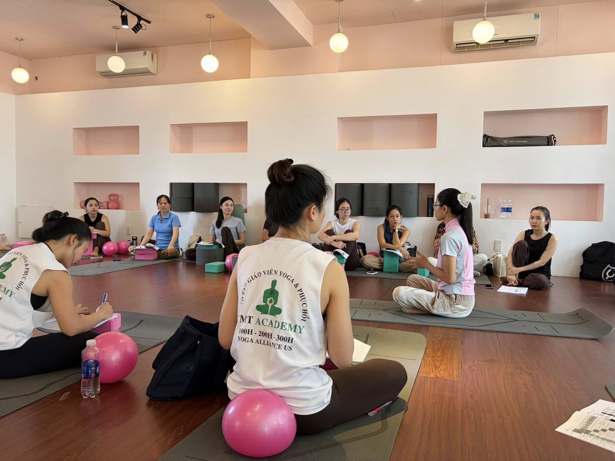 Đào tạo giáo viên Yoga Bầu chuyên nghiệp tại YMT