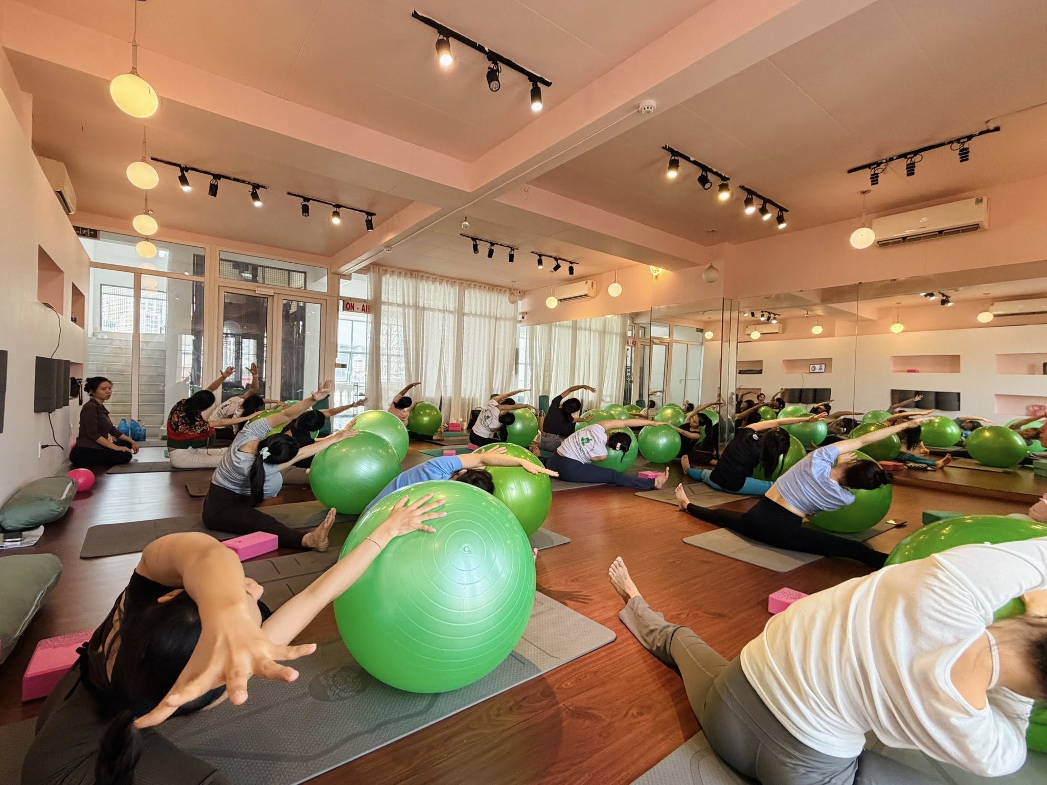 Giảng viên hướng dẫn học viên Yoga Bầu tại YMT Academy