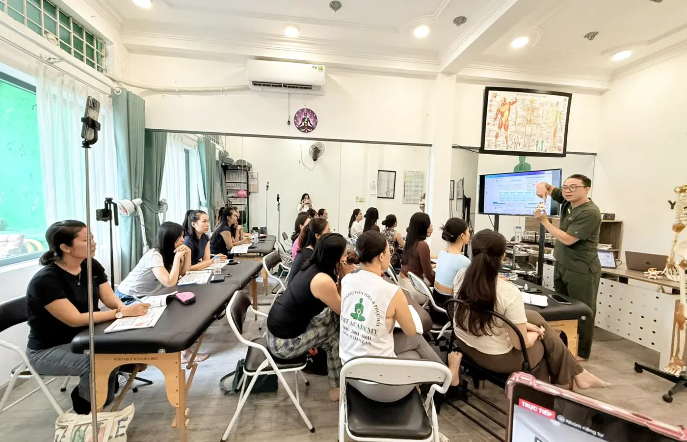 Lớp học giải phẫu ứng dụng trong đào tạo HLV Yoga tại YMT