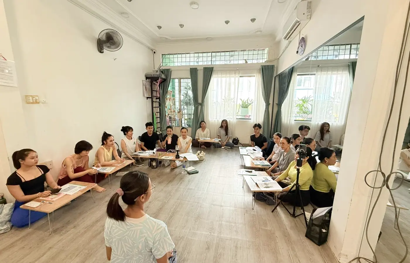 Học viên tham gia lớp lý thuyết đào tạo HLV Yoga tại YMT