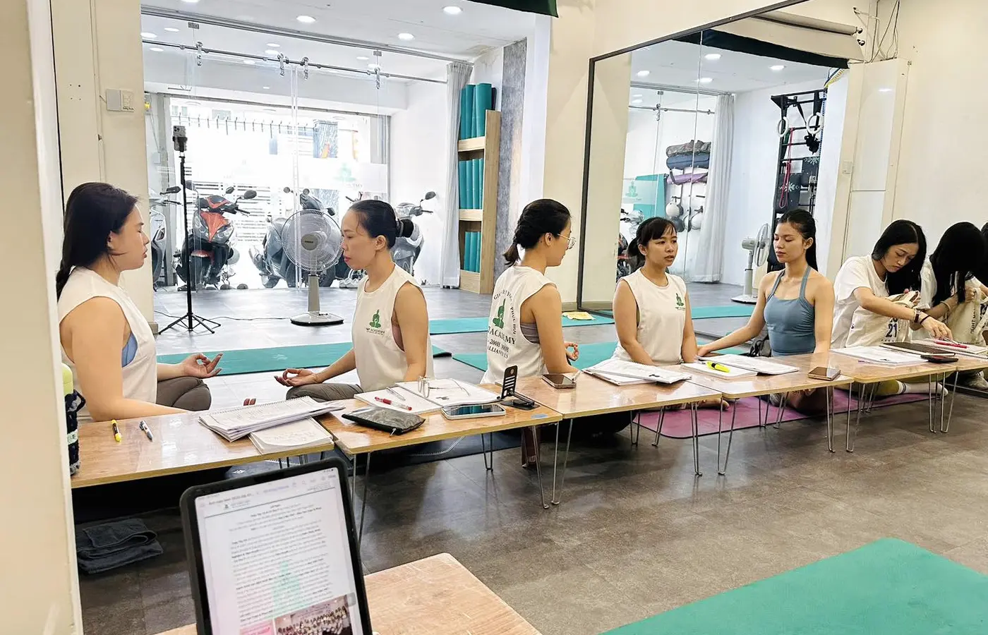 Học viên thực hành quan sát và giảng dạy Yoga