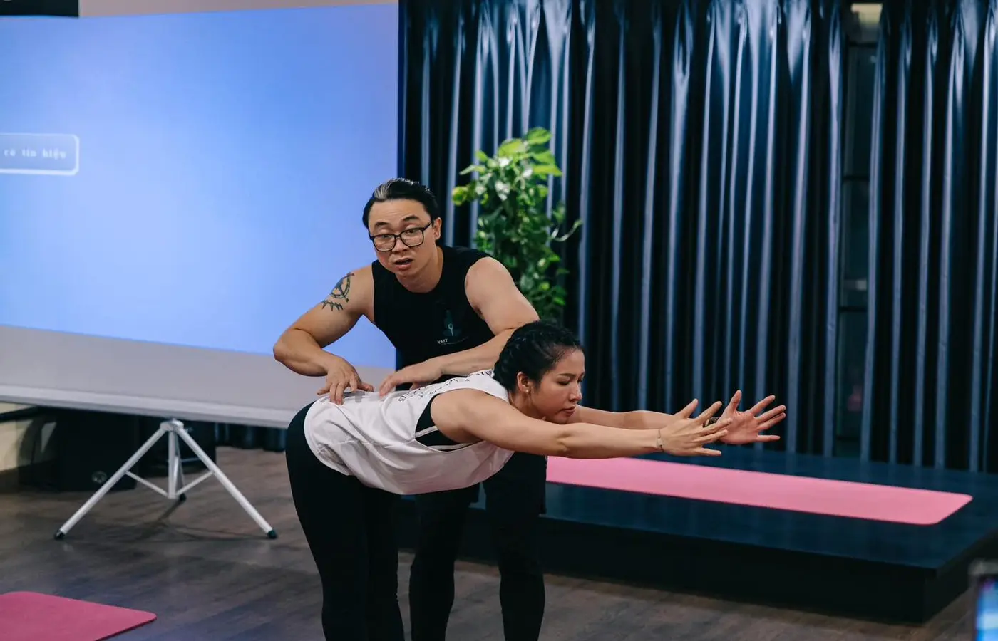 Giảng viên YMT hướng dẫn học viên thực hành Yoga