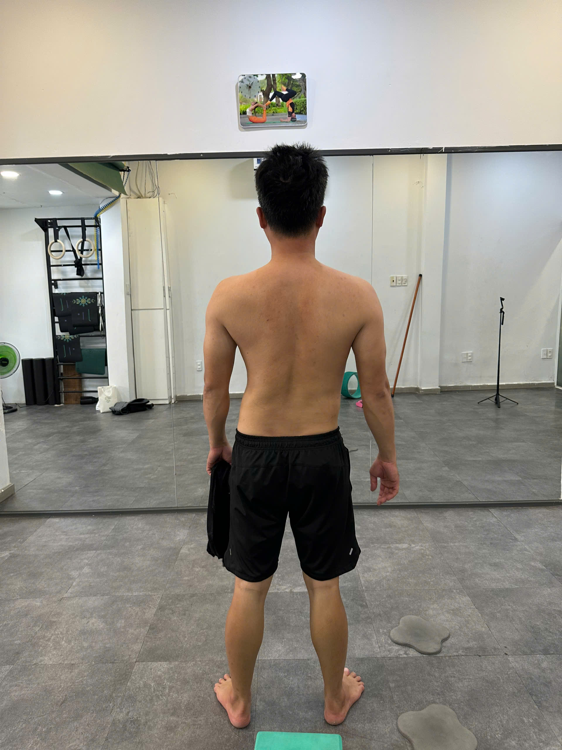 Học viên tập Yoga phục hồi cột sống tại YMT